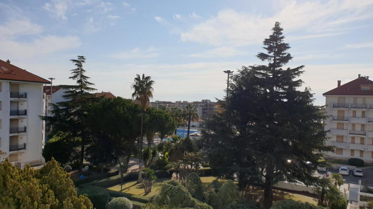 Condominio Ariazzurra S. Bart. San Bartolomeo Al Mare Exteriér fotografie
